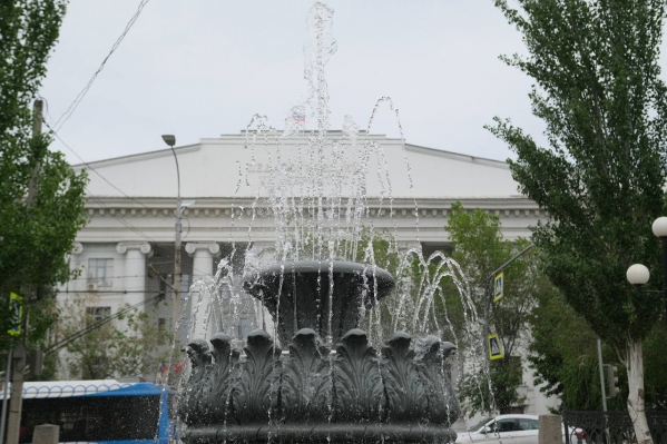 Между двумя вузами в Волгограде после обновления запустили фонтан