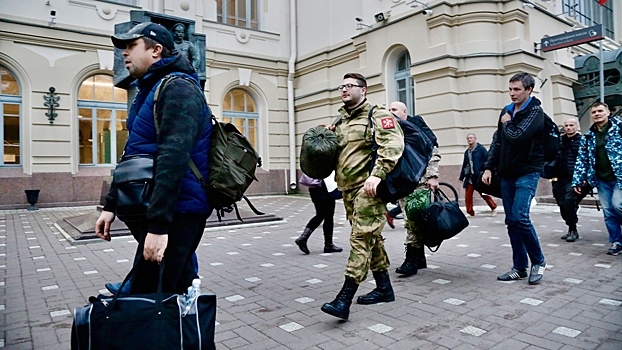 В Петербурге проводили мобилизованных бойцов танкового батальона «Аврора»