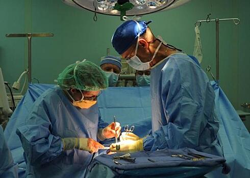Новосибирские хирурги впервые за Уралом удалили раковую опухоль пищевода