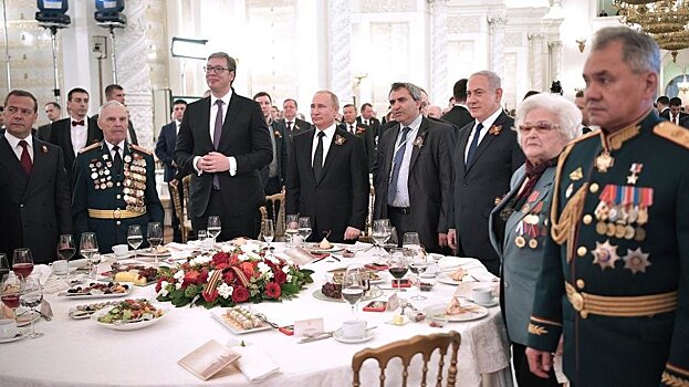 Водка для иностранцев и чаепитие первых леди: 10 секретов кремлевских церемоний