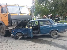 В Троицке КамАЗ тащил врезавшуюся в него "семерку" 30 метров