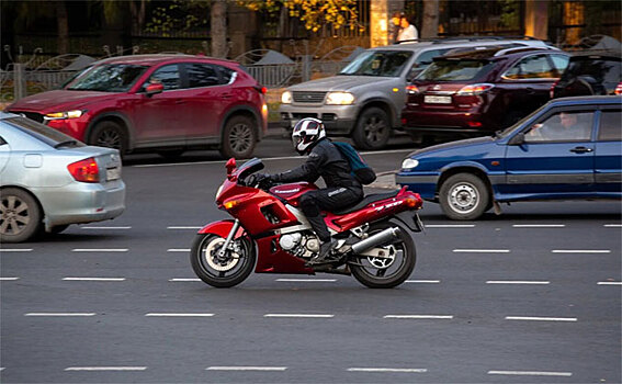 Мотоциклистам запретят ездить между рядами