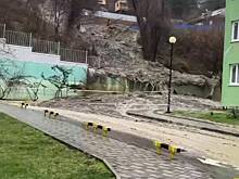 На российском курорте сход селя парализовал движение транспорта