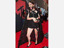 Пришедший в женском платье и туфлях на премию MTV мужчина восхитил пользователей