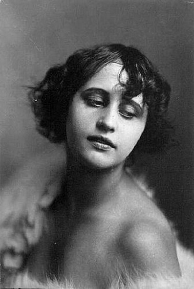 Вера Холодная стала самой знаменитой актрисой российского кинематографа начала XX века, но умерла слишком рано - всего в 25 лет.