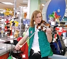 Новогоднее настроение: в Челябинске кассир из &ldquo;Пятерочки&rdquo; внезапно сыграл на скрипке для покупателей