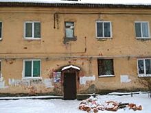 В полувековом жилом доме Нижнего Тагила отвалился солидный кусок потолка