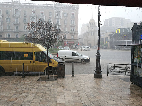 Грянул летний гром: сильный дождь пошел в Тбилиси