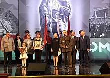 Военный комиссар Москвы вручил удостоверение к награде внуку фронтовика