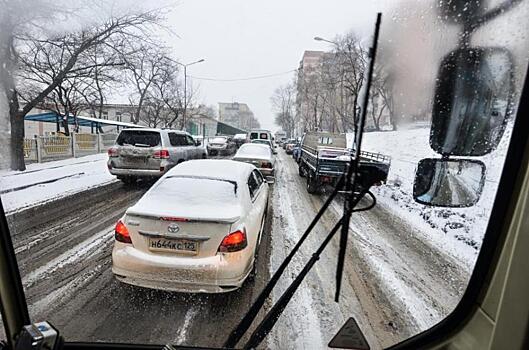 На трассе в Приморье ограничили движение большегрузов из-за непогоды