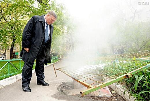 Труба с горячей водой во дворе лишала спокойной жизни жителей двух домов