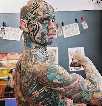 «Люди боялись смотреть мне в лицо»: учитель из Франции нанес себе татуировки на все тело