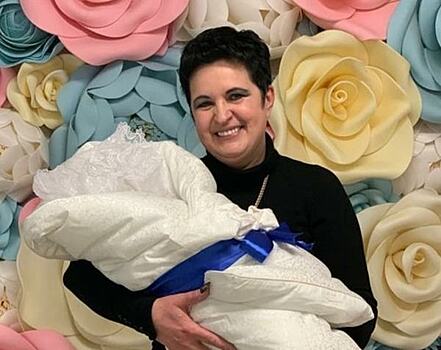 Звезда «Битвы экстрасенсов» родила сына в 53 года