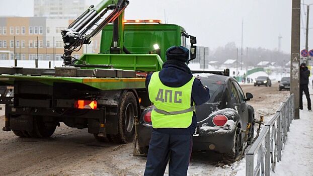         В Кирове эвакуируют автомобили, препятствующие работе спецтехники       