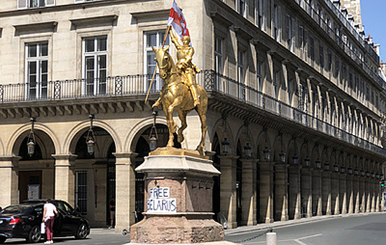 Бело-красно-белый флаг повесили на памятник Жанне д'Арк в Париже