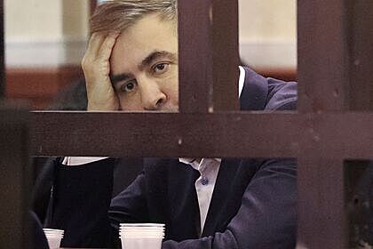 Саакашвили перестал лечиться в знак протеста