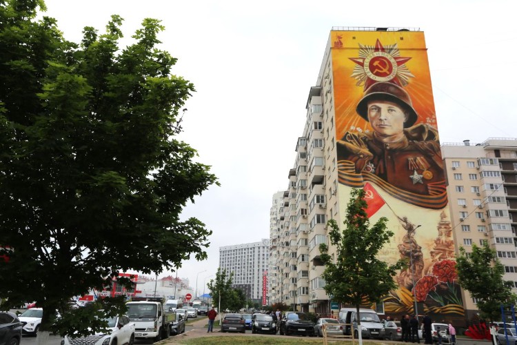 Мурал по сюжету плаката «Слава воину-победителю!» украсил многоэтажку в Анапе
