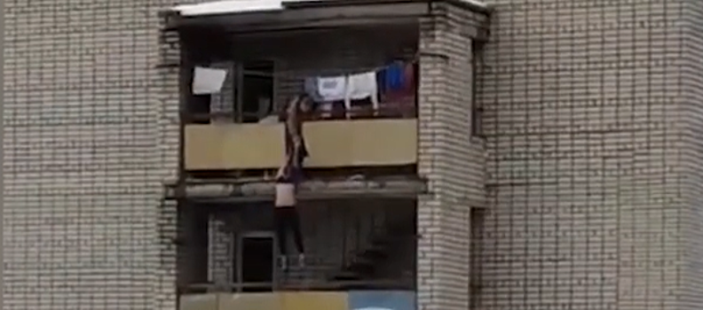 В Выксе спасли женщину, повисшую на балконе