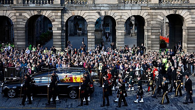 В очереди к гробу королевы британцы не только горевали, но и язвительно шутили