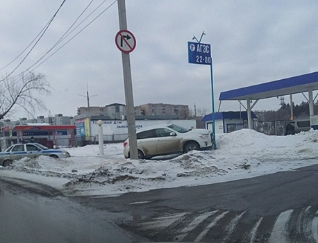 Иномарка въехала в указатель с ценами у газовой заправки в Сызрани
