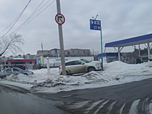 Иномарка въехала в указатель с ценами у газовой заправки в Сызрани