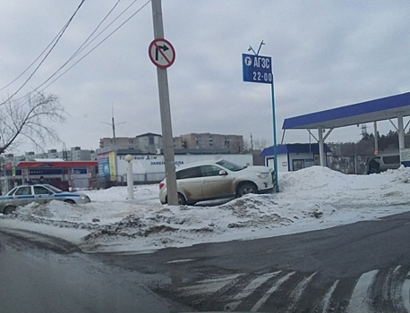 Иномарка въехала в указатель с ценами у газовой заправки в Сызрани