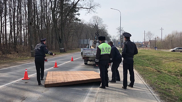 В Калининграде погиб пешеход, на которого упала деревянная конструкция с проезжающего мимо автомобиля