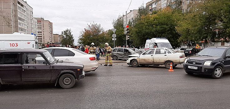 Серьезное ДТП произошло в Ижевске на улице Селтинской