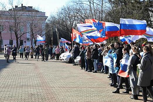 В Биробиджане прошел автопробег в поддержку армии и президента
