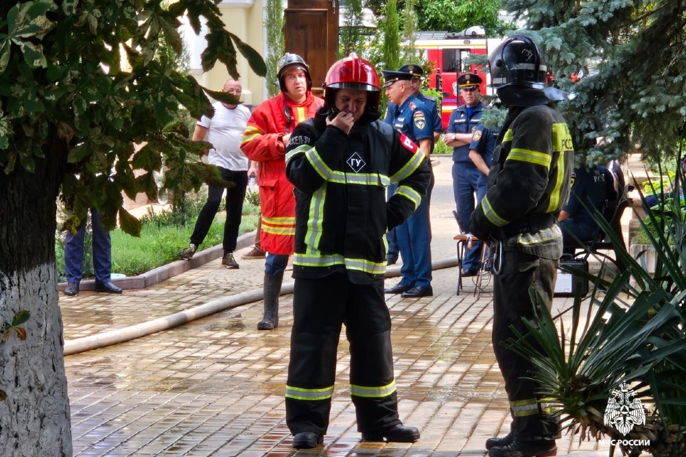 В Симферополе тушат пожар в храме Трех Святителей