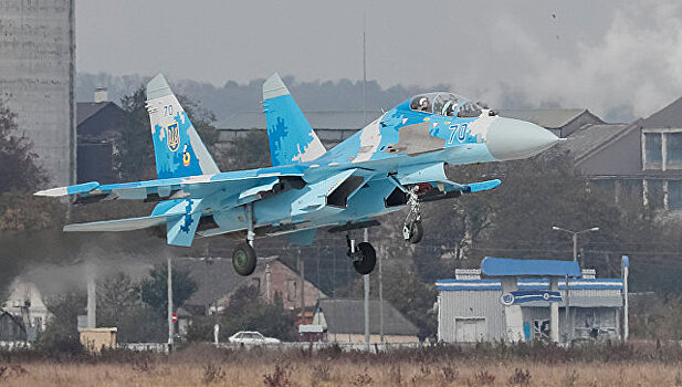 Дипломаты США работают на месте крушения Су-27