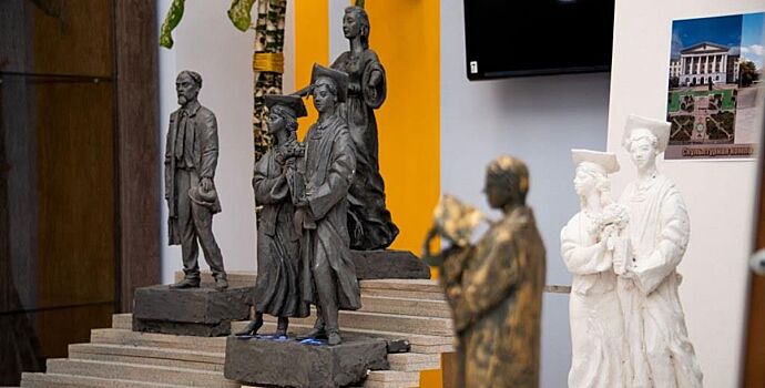 Перед главным корпусом ДТГУ появится скульптура «Выпускники»