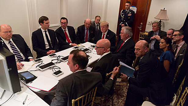 Белый дом распространил фото с совещания в момент удара по Сирии