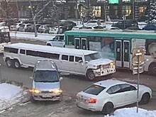 В Новосибирске лимузин столкнулся с троллейбусом