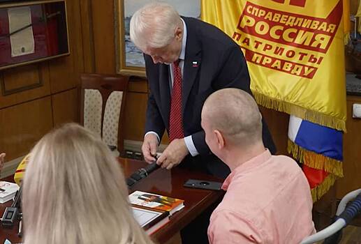 Депутат Госдумы подарил участнику СВО без правой руки боевой нож