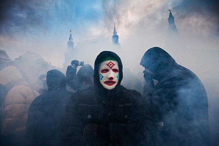 Участники акции в память об убитом фанате «Спартака» Егоре Свиридове собрались на Манежной площади, 11 декабря 2010 года