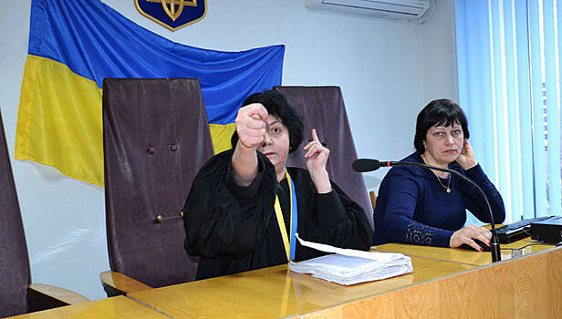 Истинное лицо украинского правосудия: судья в Запорожье показала адвокату "фигу"