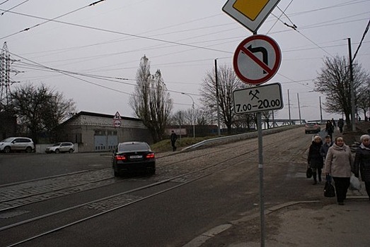 Уберут рельсы и брусчатку: дорогу на Суворова возле моста отремонтируют в 2022 году