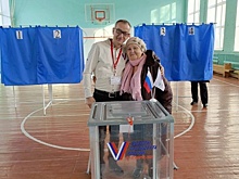 С первой учительницей встретился на избирательном участке Можги член УИК