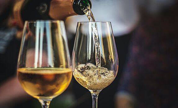 Сейчас многие стали пить игристое из бокалов для белого вина. Это мода такая или так правда лучше?