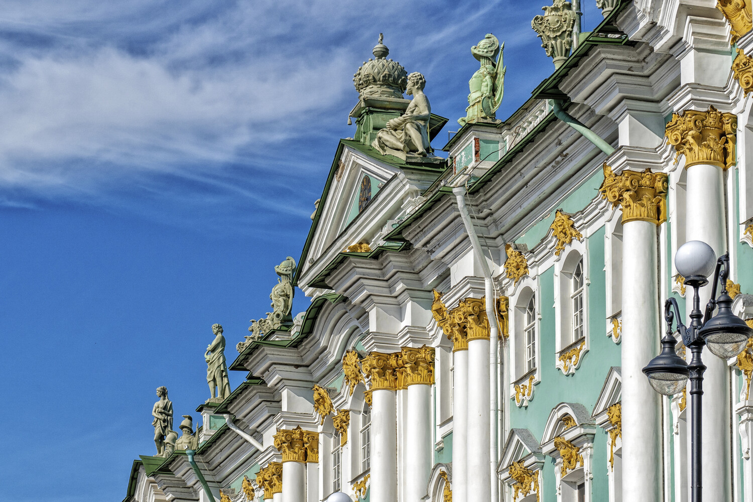 В Петербурге закрыли вход в Эрмитаж из-за сообщения об угрозе минирования