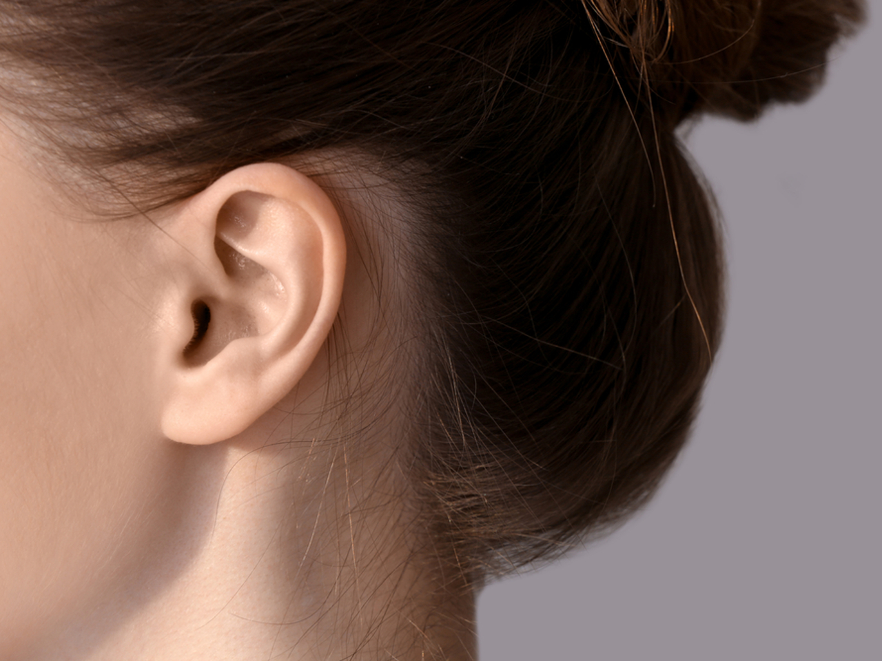 Трещины за ухом: причины и методы лечения