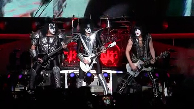 Легендарная группа KISS дала прощальный концерт в Москве