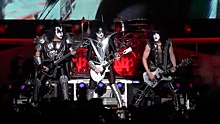 Легендарная группа KISS дала прощальный концерт в Москве