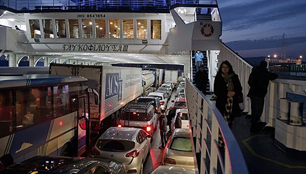 Водителей грузовиков просят воздержаться от поездок через Керченскую переправу