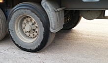 В Воронежской области гаишники помогли водителю фуры, у которой пробило колесо на дороге