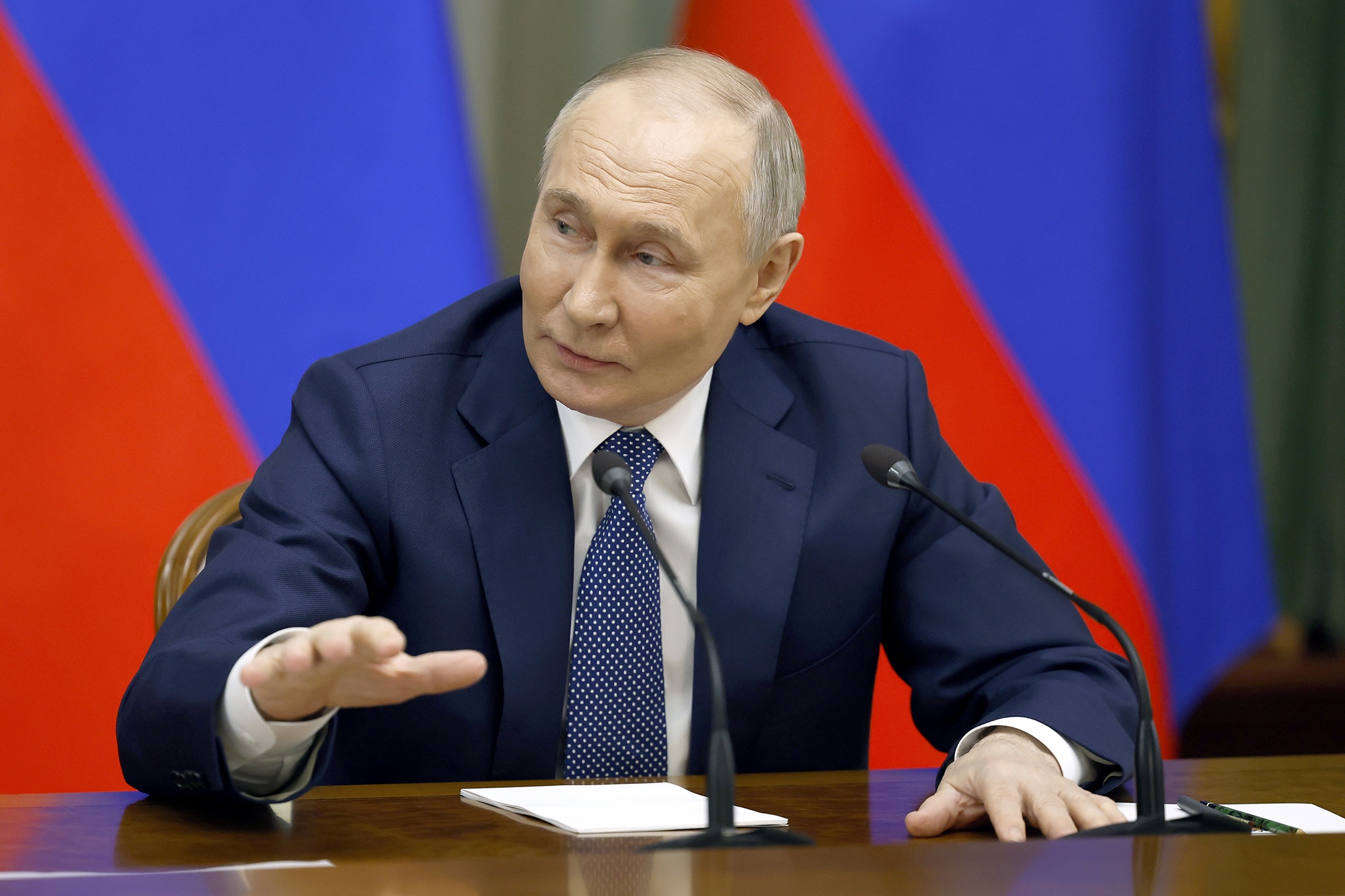 Путин жестом проиллюстрировал смысл кадровых перестановок в силовом блоке