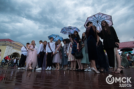 Промокшие, но счастливые. Омские выпускники попрощались со школой