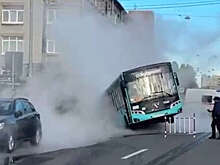 В Петербурге автобус провалился колесом в яму с кипятком