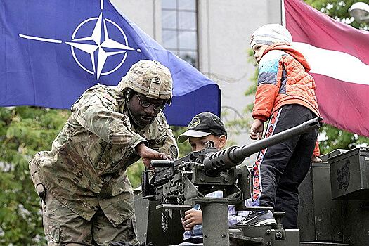 Латвия подписала военный договор с США